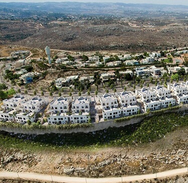 שורת בתים מוקפת נוף